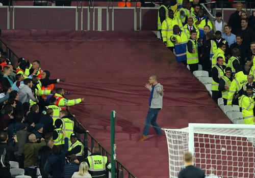 League Cup: Chelsea thua trận, fan ẩu đả kinh hoàng - 5