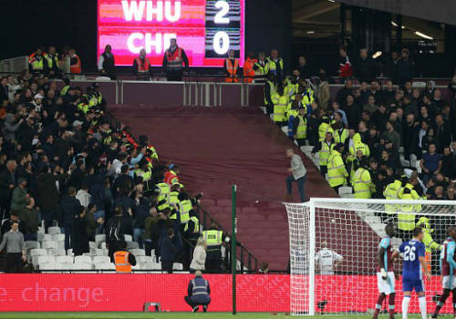 League Cup: Chelsea thua trận, fan ẩu đả kinh hoàng - 4