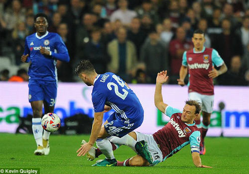 League Cup: Chelsea thua trận, fan ẩu đả kinh hoàng - 10