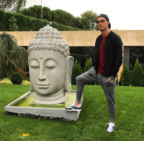 Ronaldo khoe cơ bắp trên trang cá nhân 80 triệu lượt xem - 2