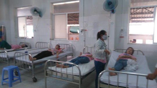 Ngửi “mùi lạ”, hàng chục công nhân ngất xỉu - 2
