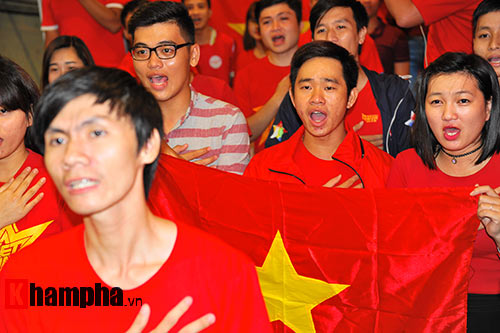 Fan nhiều cảm xúc khi cổ vũ U19 Việt Nam đấu U19 Nhật Bản - 1