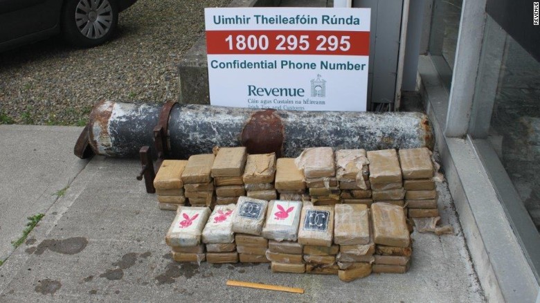 Ireland: Dạo bờ biển, phát hiện ống ma túy 5,4 triệu USD - 2