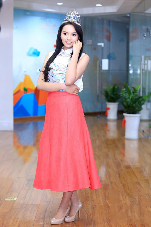 Váy áo xấu lạ của hoa - á hậu Việt khiến fan khó hiểu - 1