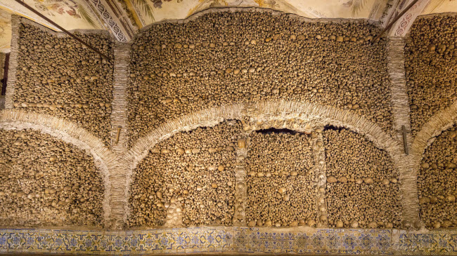 Nhà nguyện bằng xương ở Bồ Đào Nha được xây dựng từ hài cốt của hơn 5.000 thầy tu và xương của nhiều người trưởng thành cũng như trẻ em.