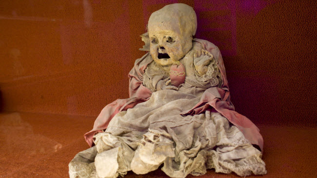 Xác ướp của một đứa trẻ được trưng bày tại bảo tàng El Museo de las Momias ở Guanajuato, Mexico. Đây là nơi lưu giữ hài cốt của những người tử vong trong dịch tả vào năm 1833.