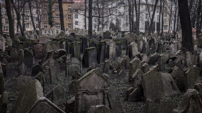 Nghĩa trang Do thái cổ ở thành phố Prague, Cộng hòa Czech, có niên đại từ năm 1478. Bãi chôn này gồm 12 lớp với 12.000 ngôi mộ trên mặt đất và khoảng 100.000 bộ hài cốt nằm ở các lớp phía dưới.