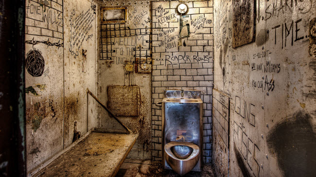 Khung cảnh rợn người trong phòng tắm tại trại cải tạo bang West Virginia, Mỹ. Nơi đây đã chứng kiến khoảng 100 vụ tử hình trước khi bị bỏ hoang vào năm 1995 và giờ thành địa điểm du lịch hấp dẫn.