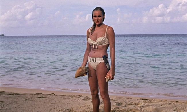 Khoảnh khắc Honey Rider (Ursula Andress) bước lên từ dưới biển trong bộ bikini gợi cảm cùng con dao nhỏ dắt bên hông đã trở thành niềm cảm hứng sáng tạo cho các nhà làm phim.