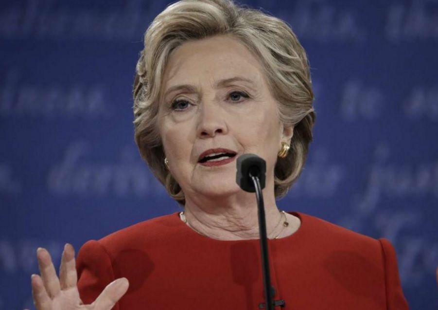 Bà Clinton bị FBI “sờ gáy” 11 ngày trước bầu cử - 1