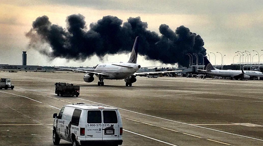 Máy bay chứa 170 người bốc cháy ngùn ngụt tại sân bay Mỹ - 1