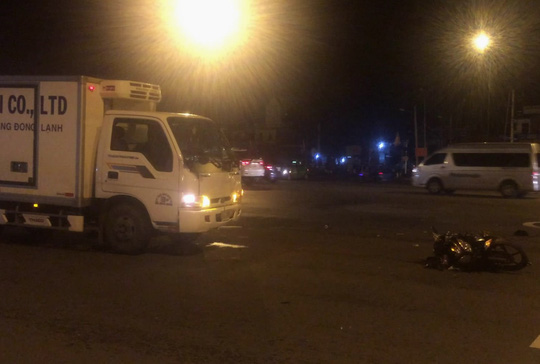 TPHCM: Xe tải tông văng xe máy trên đường Phạm Văn Đồng giữa đêm - 1