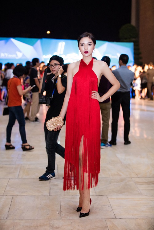 Kỳ Duyên khoe lưng trần, vai nõn sexy với gam đỏ rực - 2