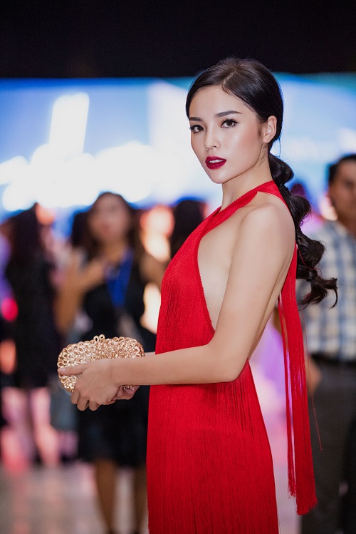 Kỳ Duyên khoe lưng trần, vai nõn sexy với gam đỏ rực - 3