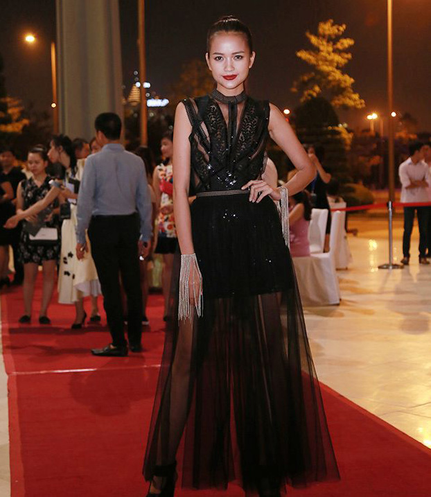 Kỳ Duyên khoe lưng trần, vai nõn sexy với gam đỏ rực - 12