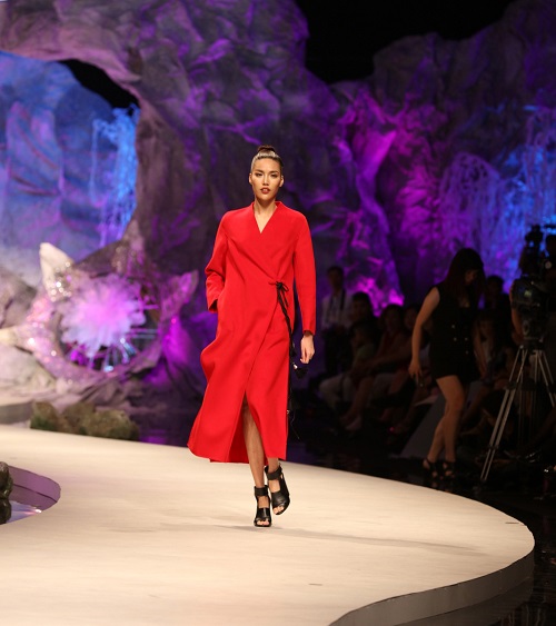 Kỳ Duyên khoe lưng trần, vai nõn sexy với gam đỏ rực - 13