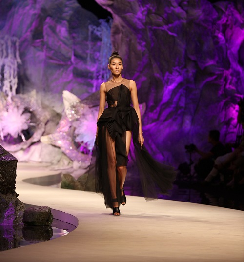 Kỳ Duyên khoe lưng trần, vai nõn sexy với gam đỏ rực - 1