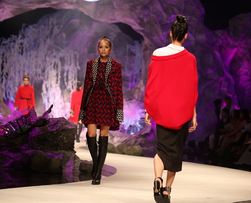 Kỳ Duyên khoe lưng trần, vai nõn sexy với gam đỏ rực - 4