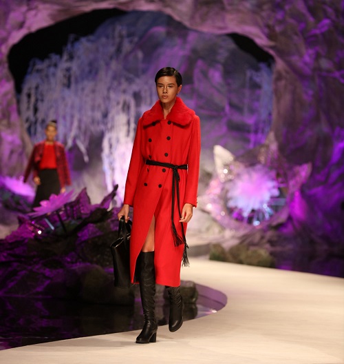 Kỳ Duyên khoe lưng trần, vai nõn sexy với gam đỏ rực - 5