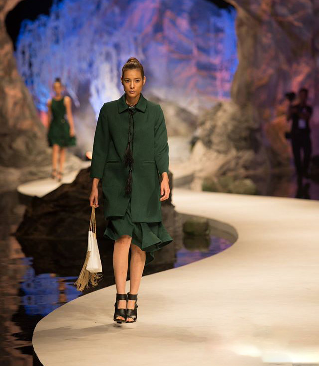 Kỳ Duyên khoe lưng trần, vai nõn sexy với gam đỏ rực - 6