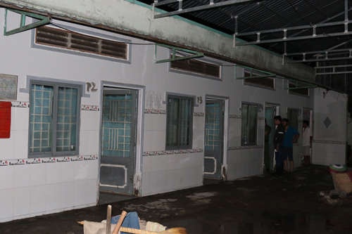 Bắt tại trận 8 tiếp viên quán cafe bán dâm cho khách - 2