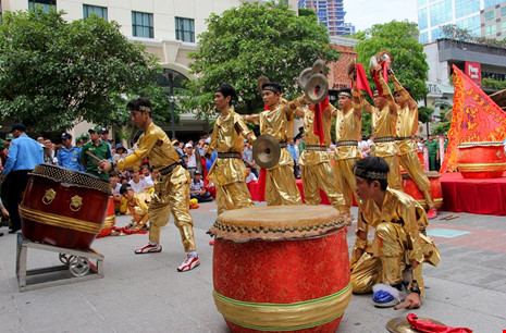 Mãn nhãn xem “Lân lên mai hoa Thung” trên phố đi bộ - 10