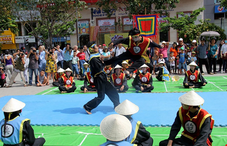 Mãn nhãn xem “Lân lên mai hoa Thung” trên phố đi bộ - 14