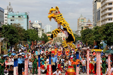 Mãn nhãn xem “Lân lên mai hoa Thung” trên phố đi bộ - 3