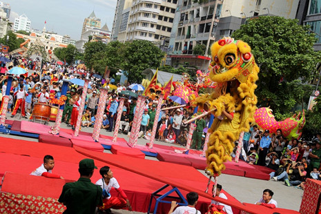 Mãn nhãn xem “Lân lên mai hoa Thung” trên phố đi bộ - 6