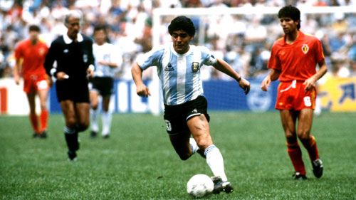 Mừng sinh nhật Maradona 56 tuổi: Vĩ nhân sân cỏ - 1