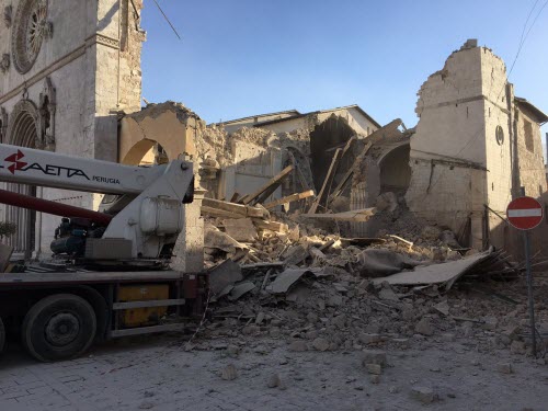 Động đất mạnh rung chuyển Italia, hàng loạt nhà đổ sập - 1