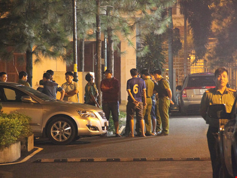 Một người Mỹ "cố thủ" trong chung cư - 2