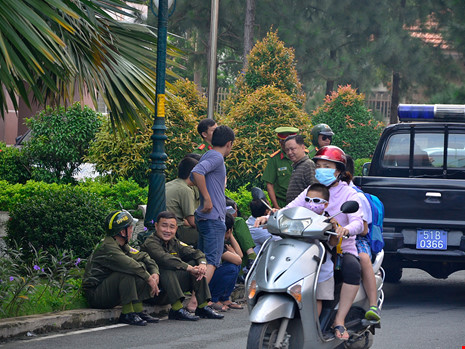 Một người Mỹ "cố thủ" trong chung cư - 4