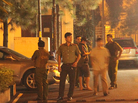 Một người Mỹ "cố thủ" trong chung cư - 3