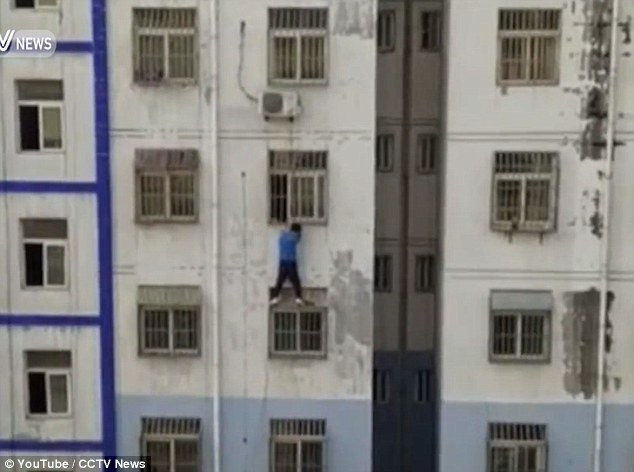 Trung Quốc: “Người nhện” trèo nhà cao tầng cứu bé trai - 1