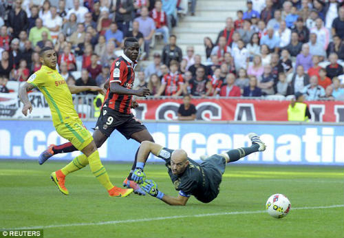 Balotelli ghi bàn đẹp mắt, cúi đầu cảm ơn fan hâm mộ - 2
