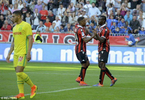 Balotelli ghi bàn đẹp mắt, cúi đầu cảm ơn fan hâm mộ - 3