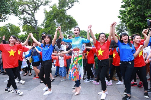 HH Ngọc Hân, Mỹ Linh ra phố nhảy flashmob cực sung - 3