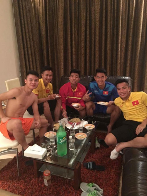 "Nhói lòng" trước bữa cơm của U19 Việt Nam - 1