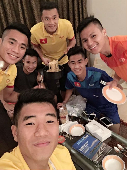 "Nhói lòng" trước bữa cơm của U19 Việt Nam - 3