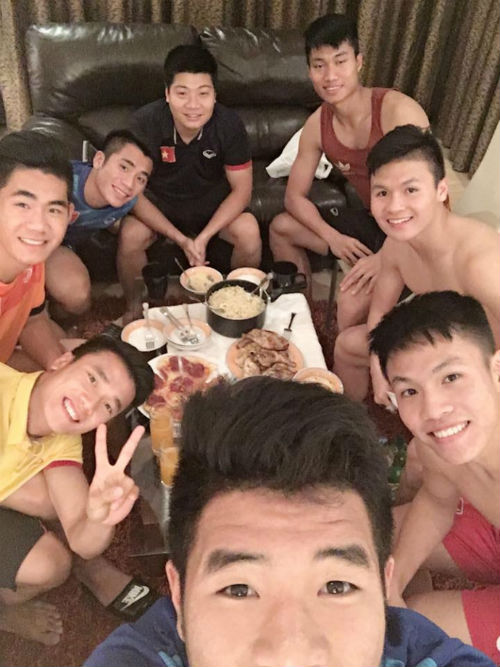 "Nhói lòng" trước bữa cơm của U19 Việt Nam - 6