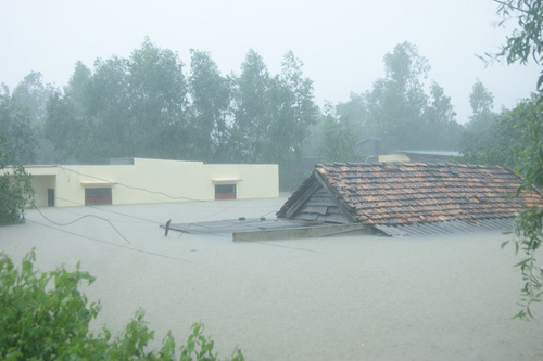 Miền Trung tiếp tục mưa lớn, nước lũ dâng cao - 1