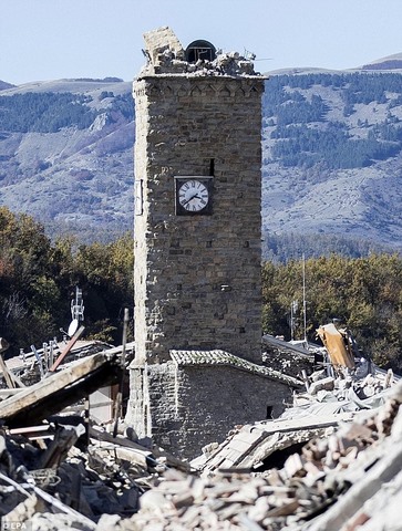 Tháp đồng hồ Ý 700 tuổi trụ vững qua 2 trận động đất mạnh - 1