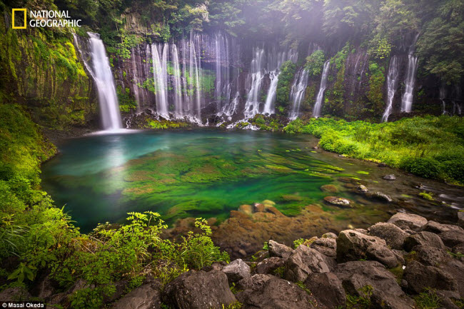 Phong cảnh đẹp như tranh vẽ tại thác Shiraito no Taki dưới chân núi Phú Sĩ, Nhật Bản. Ảnh: Masai Okeda.