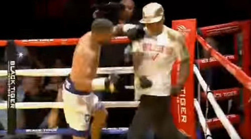 Boxing: Knock-out trò, cáu tiết tẩn luôn thầy - 1