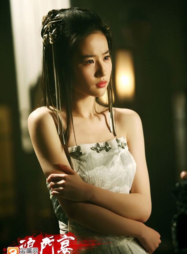 Vào vai nàng Ngu Cơ xinh đẹp trong Hồng Môn Yến, Lưu Diệc Phi có dịp khoe bờ vai trắng ngần, thon thả ở phân đoạn bị ép cởi xiêm y.
