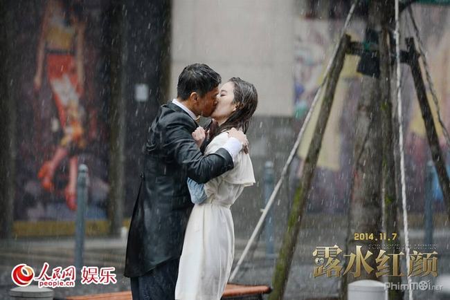 Nụ hôn lãng mạn dưới mưa của Lưu Diệc Phi và tài tử Vương Học Binh trong Lộ thủy hồng nhan (For Love or Money, 2014).