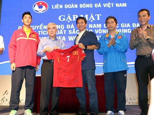U19 VN nhận 2,3 tỷ tiền thưởng, HLV Tuấn từng bị đòi sa thải - 1