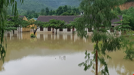 Lũ trên sông Gianh đang nhấn chìm hàng ngàn ngôi nhà - 2