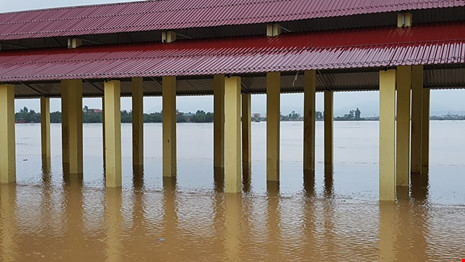 Lũ trên sông Gianh đang nhấn chìm hàng ngàn ngôi nhà - 5